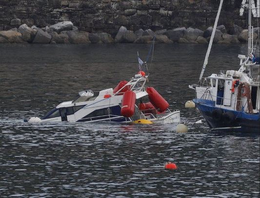 Hundimiento de un yate en la bahía de La Concha