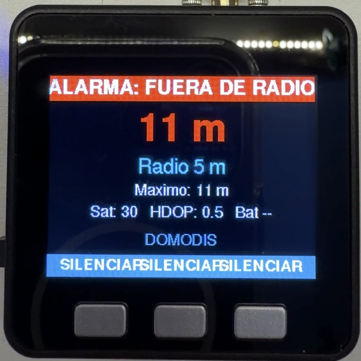 Foto real de la alarma de fondeo GPS Domodis en alarma: fuera de radio a 11 m