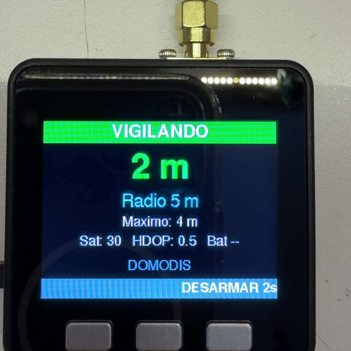 Foto real de la alarma de fondeo GPS Domodis en modo vigilando con antena GPS SMA